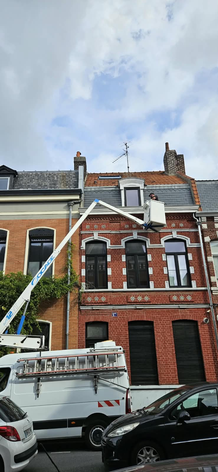 Intervention en hauteur depuis une nacelle sur une maison de ville