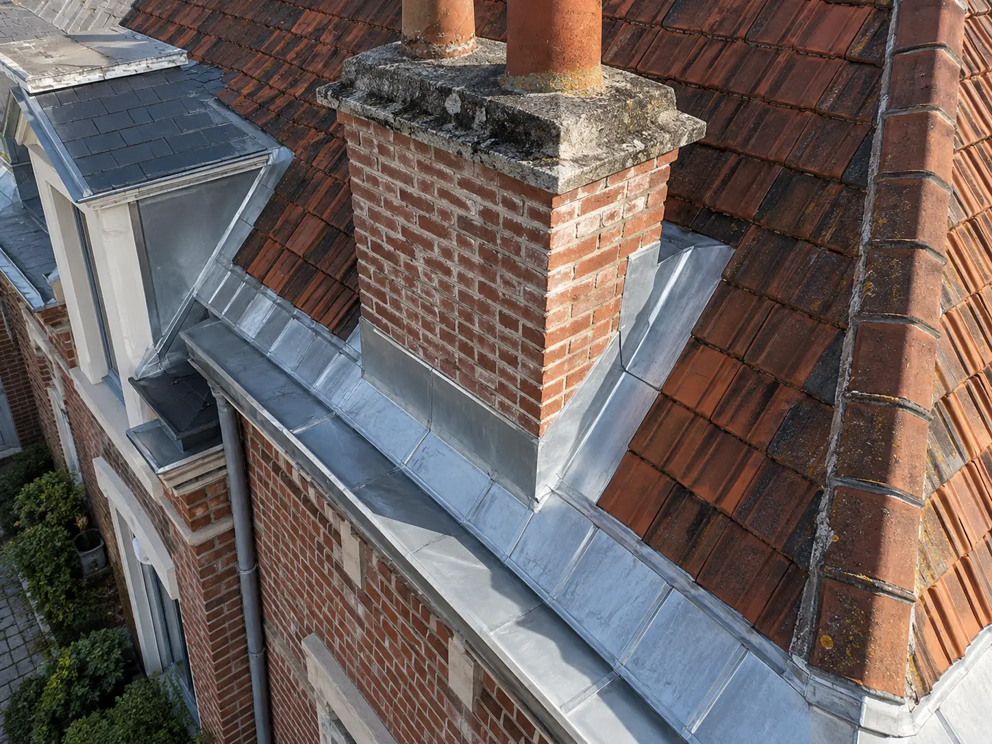 Zinguerie et évacuation des eaux pluviales par un couvreur