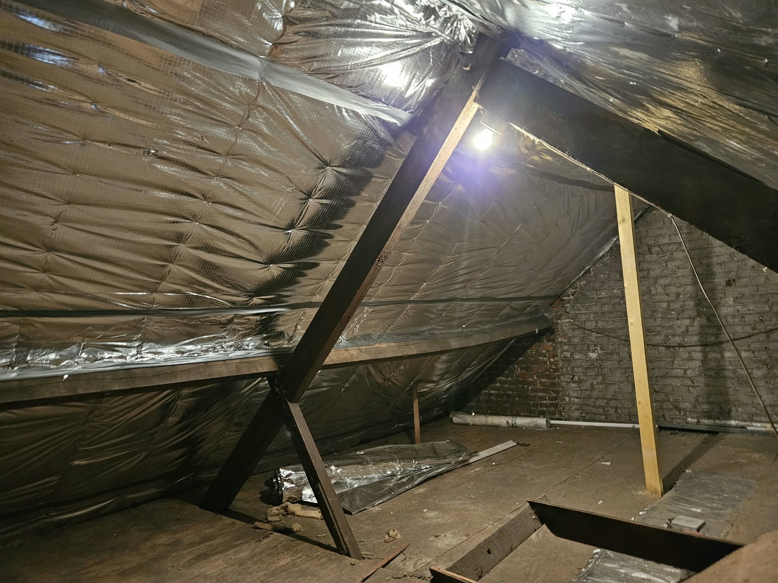 Combles après pose d’un isolant réfléchissant sous les rampants