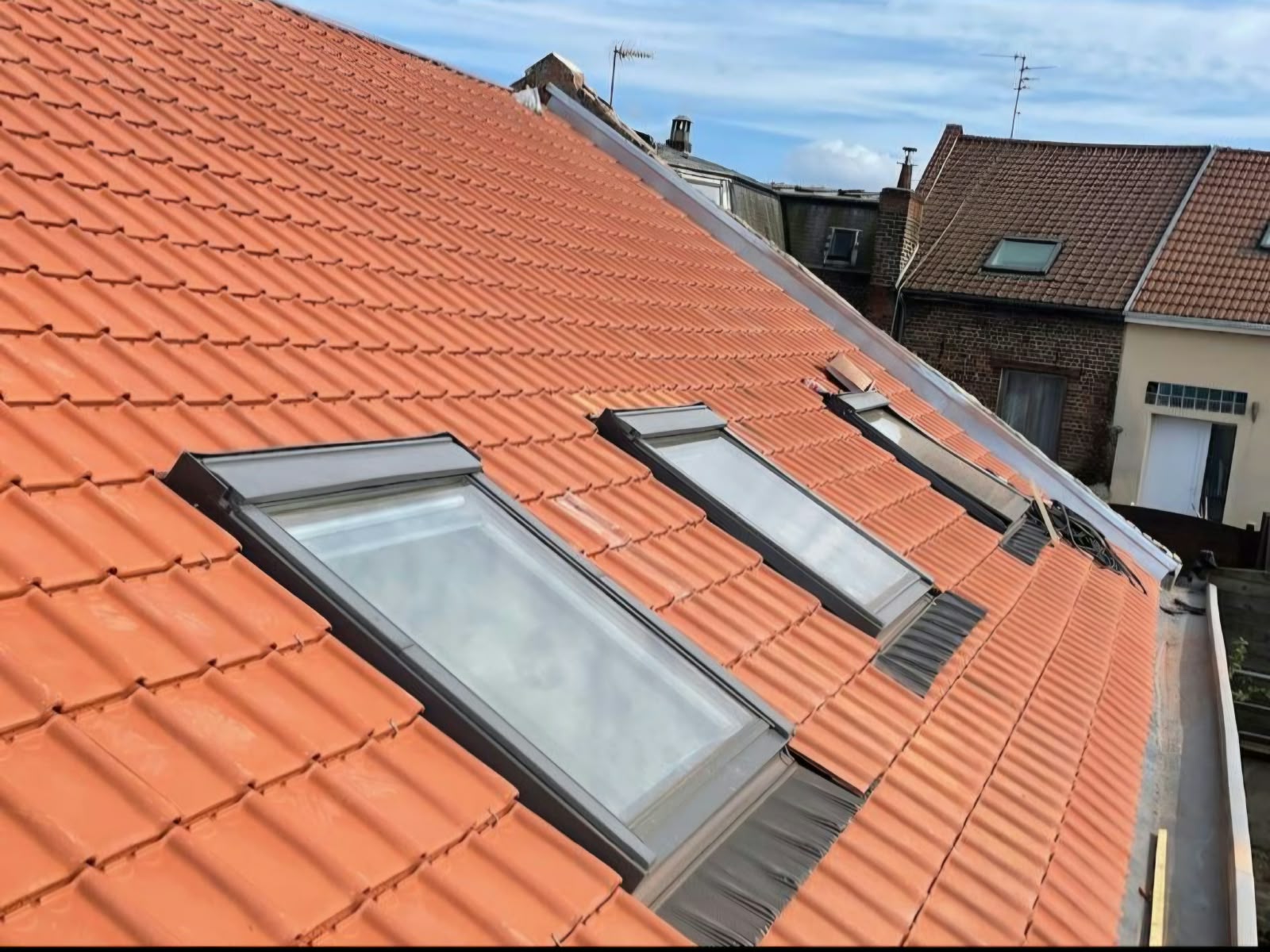 Toiture en tuiles avec fenêtres de toit